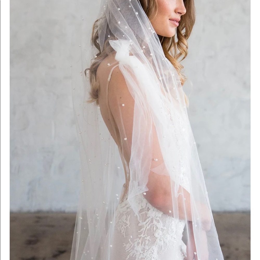 Single layer pearl chapel veil made of soft English tulle
